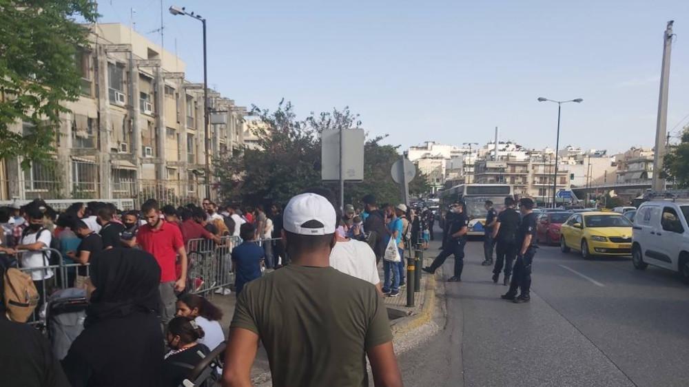 «Απίστευτος» συνωστισμός και πάλι έξω από την Υπηρεσία Ασύλου στην Κατεχάκη