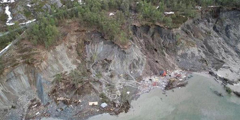 Η γη κόπηκε στα δύο - Συγκλονιστικές εικόνες από ολίσθηση του εδάφους στη Νορβηγία