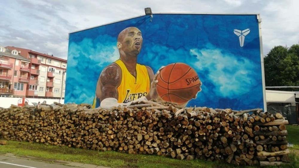 Τεράστια τοιχογραφία σε τοίχο σχολείου της Βοσνίας αφιερωμένη στον Κόμπι Μπράιαντ