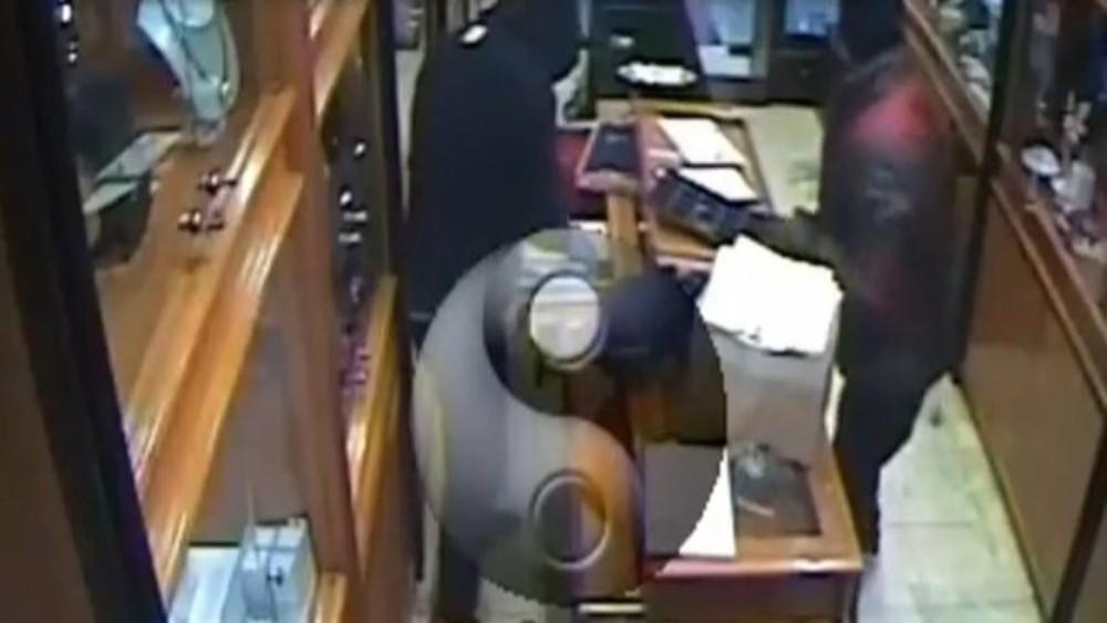 Θεσσαλονίκη: Ληστεία «σήκωσαν» σε λιγότερα από 4 λεπτά κοσμηματοπωλείο