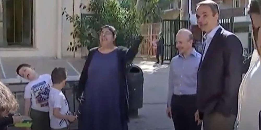 Του είπαν ότι μιλά με τον πρωθυπουργό και... λιποθύμησε - Επική η αντίδραση μαθητή στην παρουσία Μητσοτάκη