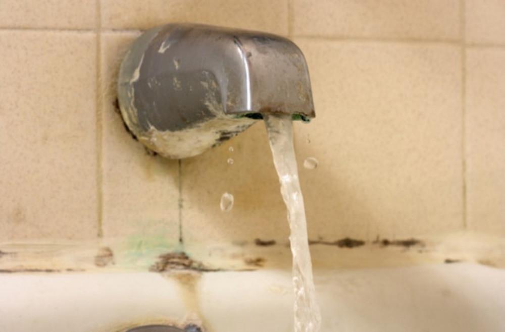 Μούχλα στο μπάνιο: Με αυτό το εύκολο κόλπο θα φύγει