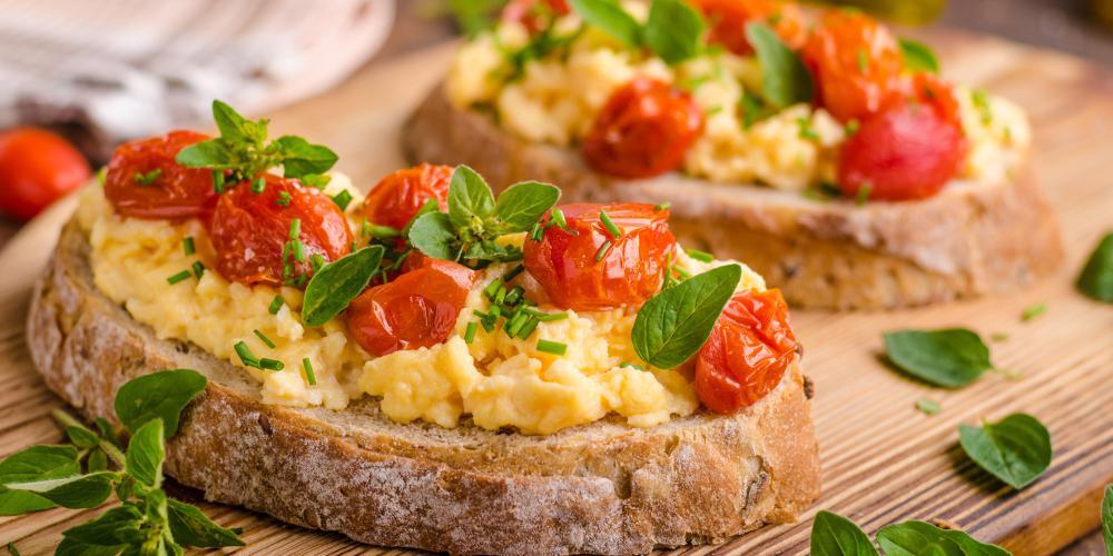 H συνταγή της ημέρας: Στραπατσάδα με ντοματίνια