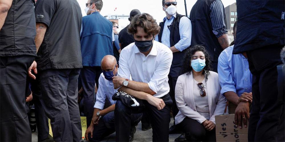 Καναδάς: Γονάτισε ο Τριντό στη μνήμη του Τζορτζ Φλόιντ - «Σήκωσε ανάστημα στον Τραμπ» του φώναζαν οι διαδηλωτές