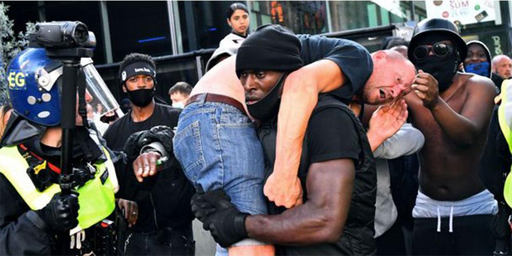 Η ανθρωπιά μέσα από μία εικόνα: «Ήταν το σωστό», λέει ο μαύρος διαδηλωτής που κουβάλησε ακροδεξιό για να τον σώσει