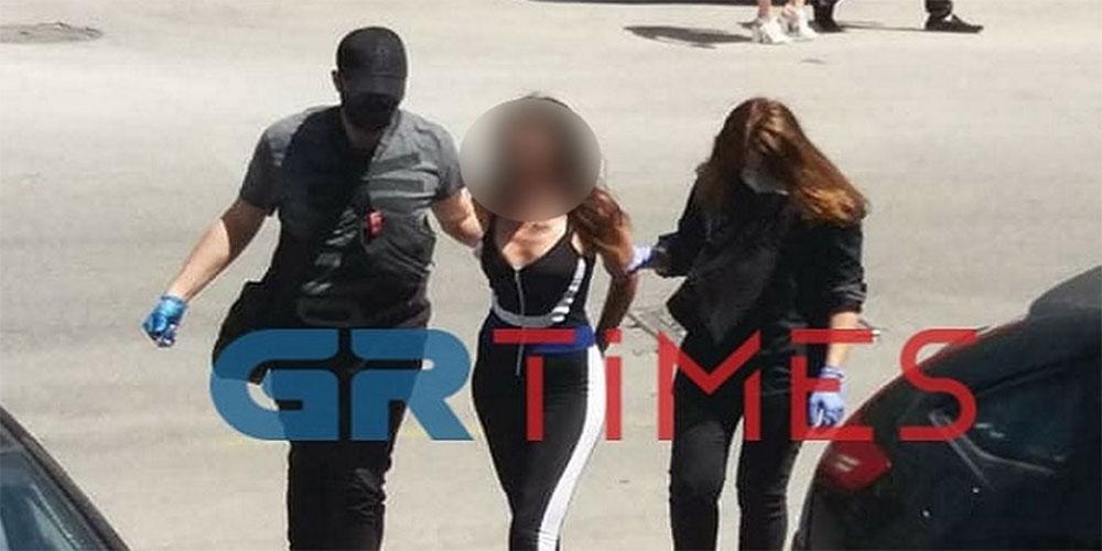 Η… εμφάνιση που σχολιάστηκε - Έτσι πήγε στο δικαστήριο η «παρουσιάστρια» που επιτέθηκε στον Χαρδαλιά