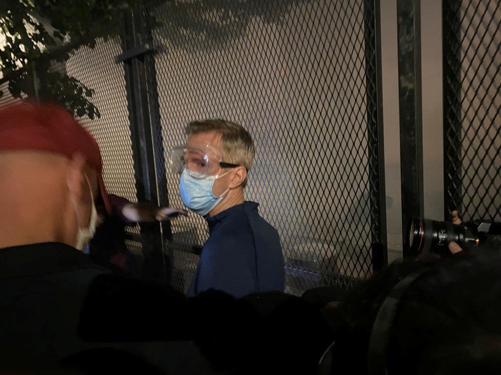ΗΠΑ: Ο δήμαρχος του Πόρτλαντ δέχτηκε βροχή από δακρυγόνα, ενώ πήγαινε να μιλήσει με διαδηλωτές