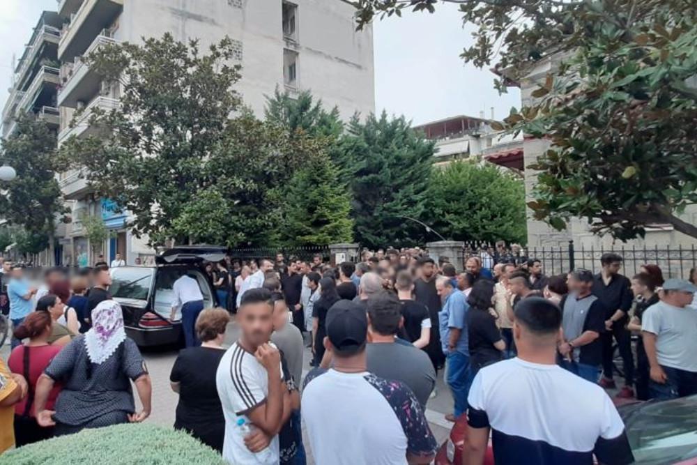 Τρίκαλα: Σε κλίμα οδύνης το τελευταίο αντίο στην 16χρονη -Τραγικές φιγούρες, οι γονείς της