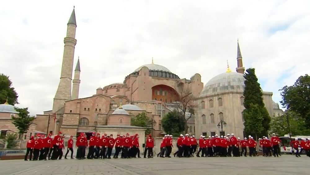Τον χαβά του ο Ερντογάν: Έστησε σόου για την επέτειο του πραξικοπήματος μπροστά από την Αγία Σοφία