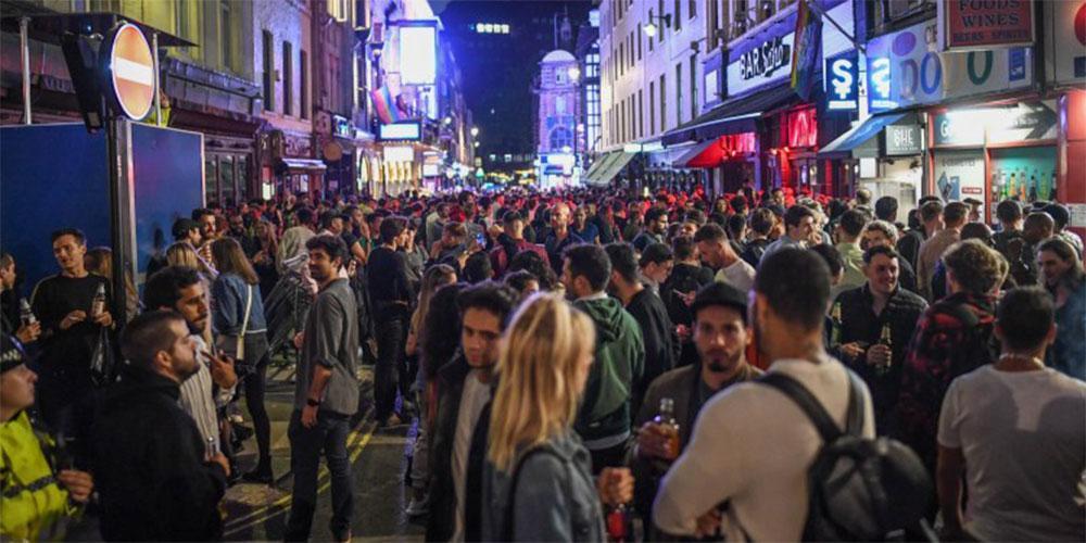 «Σούπερ Σάββατο»: «Ξεσάλωσαν» οι Βρετανοί - Κυκλοφορούσαν γυμνοί και μεθυσμένοι την πρώτη νύχτα άρσης των μέτρων