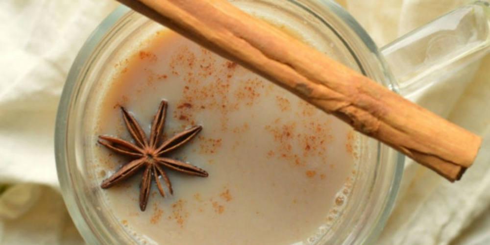 Θα ξετρελαθείτε! Σπιτικό παγωμένο τσάι με κανέλα, κάρδαμο και γάλα