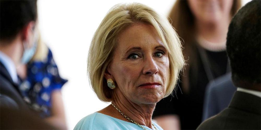 Στα χνάρια του Τραμπ και η υπουργός Παιδείας των ΗΠΑ: Θέλει ανοιχτά σχολεία αλλά χωρίς… σχέδιο