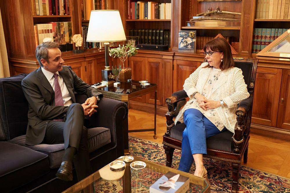 Σακελλαροπούλου σε Μητσοτάκη: Σημαντικό να ενισχυθούν οι εργαζόμενοι που επλήγησαν περισσότερο