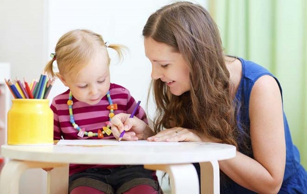 Ανοίγει ο δρόμος για τις «Νταντάδες της Γειτονιάς»: Οι δικαιούχοι γονείς