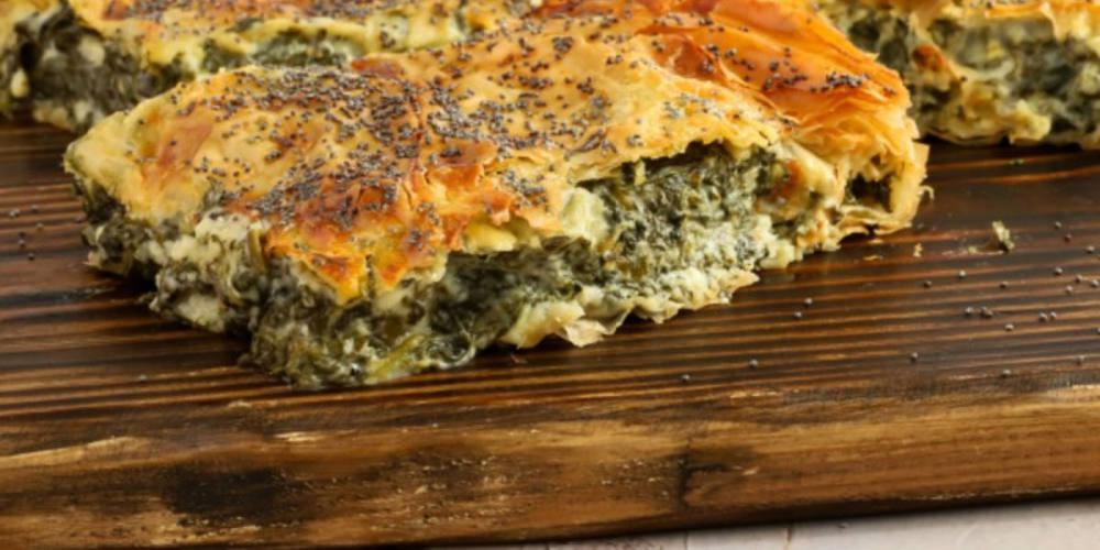 Λαχταριστή καλοκαιρινή συνταγή: Κρεμώδης σπανακόπιτα με αυγό και θρυμματισμένα τυριά
