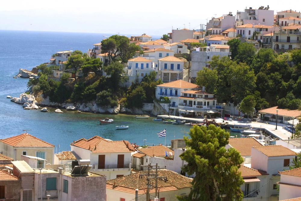 Σκιάθος: Έφτασαν οι πρώτοι Βρετανοί τουρίστες - Μέτρα υγειονομικής ασφάλειας παντού