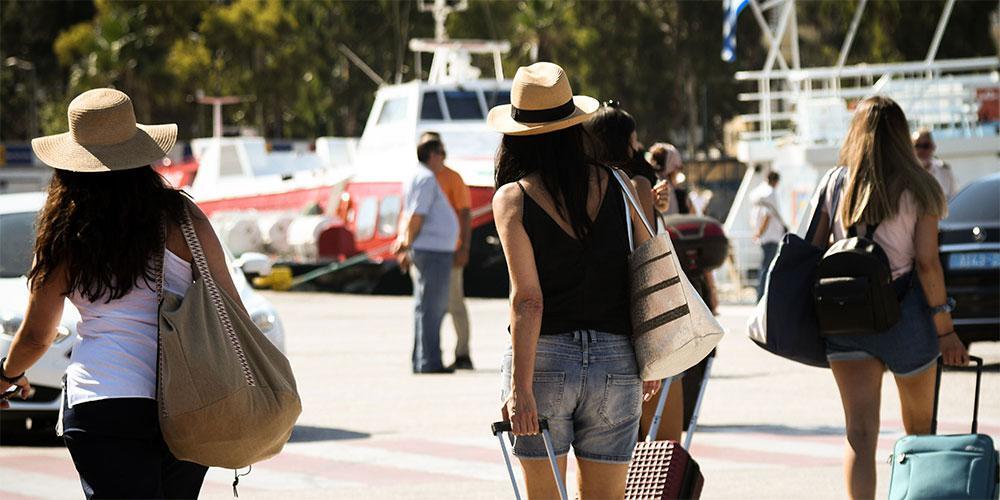 Ξινό τους βγήκε το ταξίδι: Οδηγός ΚΤΕΛ άφησε τους επιβάτες και έφυγε με άλλο πλοίο