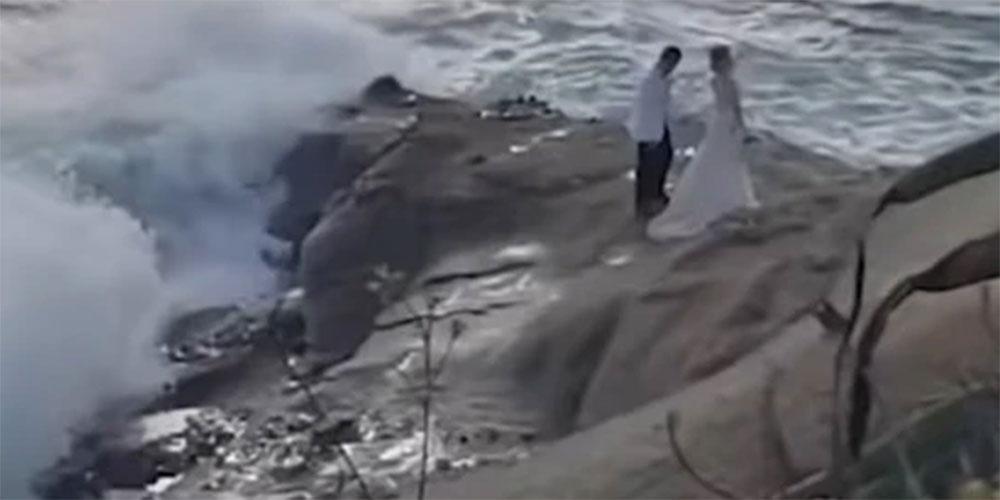 Τους παρέσυρε το… κύμα: Πήγαν για γαμήλια φωτογράφιση και βρέθηκαν στη θάλασσα!