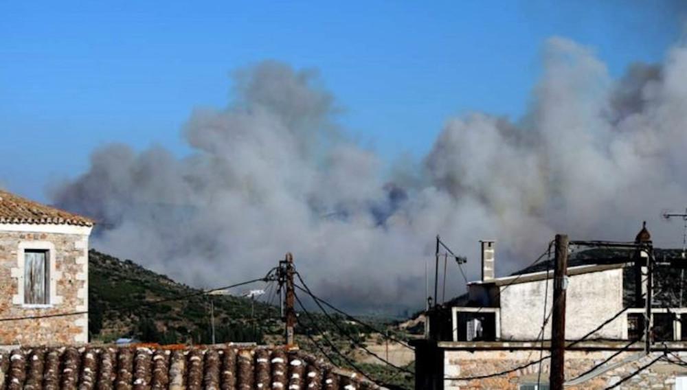 Φωτιά στην Μάνη: Βελτιωμένη η κατάσταση – 2 τα ενεργά μέτωπα – Ξεκίνησαν ρίψεις τα εναέρια μέσα