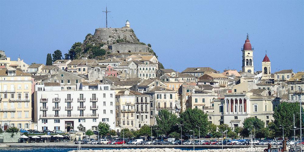 Ιταλοί πήγαν διακοπές στην Κέρκυρα και γύρισαν με κορωνοϊό: «Φορούσαμε μάσκα και μας κοιτούσαν σαν Αρειανούς»