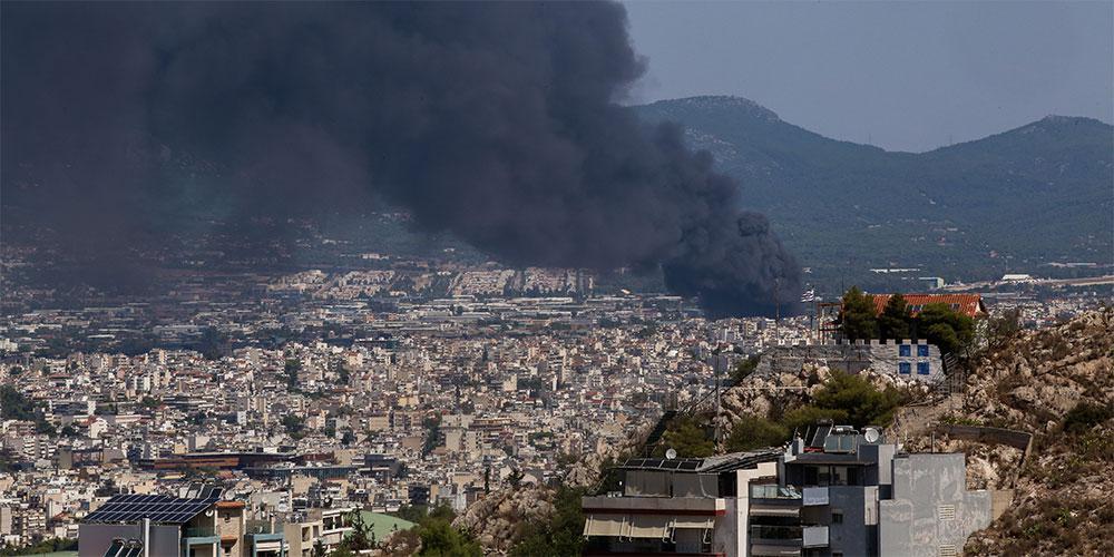 Φωτιά στη Μεταμόρφωση: Βίντεο από τη διασπορά του τοξικού καπνού στον αττικό ουρανό