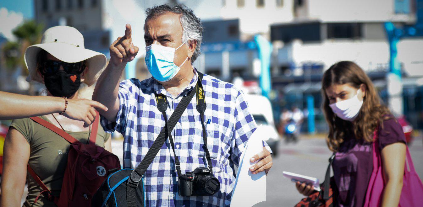Με μάσκες… μενταγιόν δεν πολεμάς τον κορονοϊό