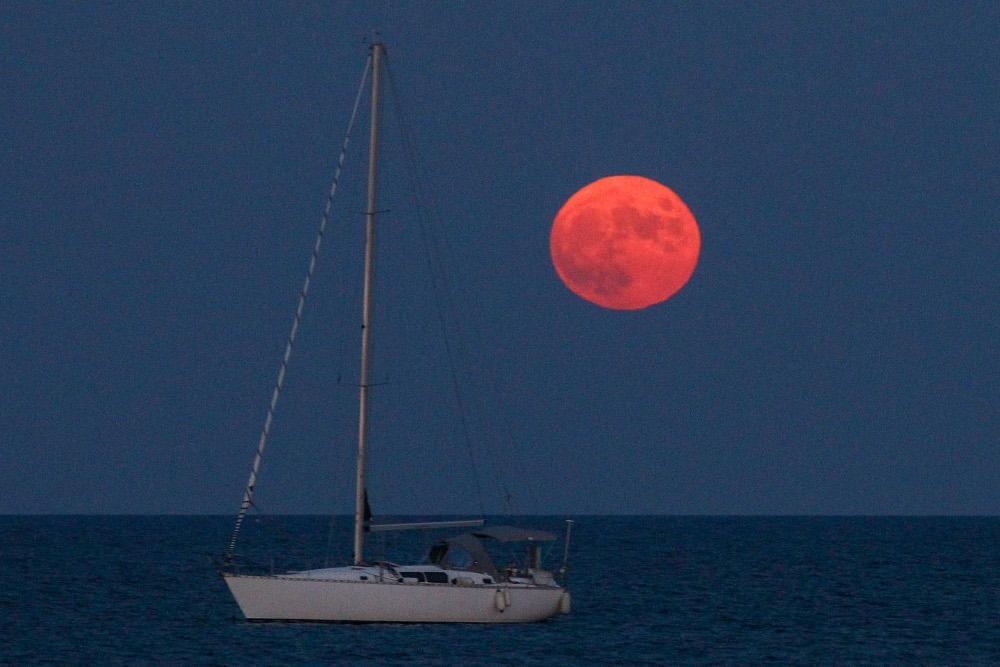 Πανσέληνος Αυγούστου 2025: Πότε θα φωτίσει τον ουρανό το «Φεγγάρι του Οξύρρυγχου»