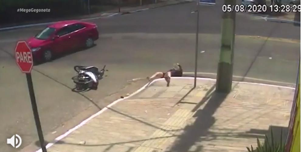 Απίστευτο τροχαίο: Αυτοκίνητο συγκρούεται με σκούτερ και η επιβάτης πέφτει σε υπόνομο