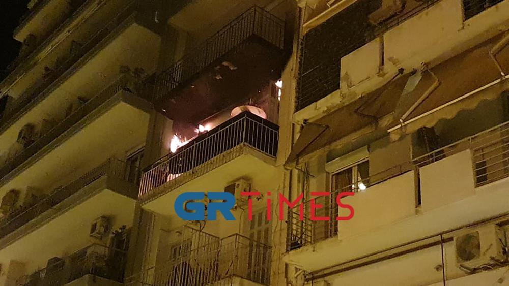 Θεσσαλονίκη: Μεγάλη φωτιά σε διαμέρισμα στο κέντρο της πόλης – 12 άτομα στο νοσοκομείο