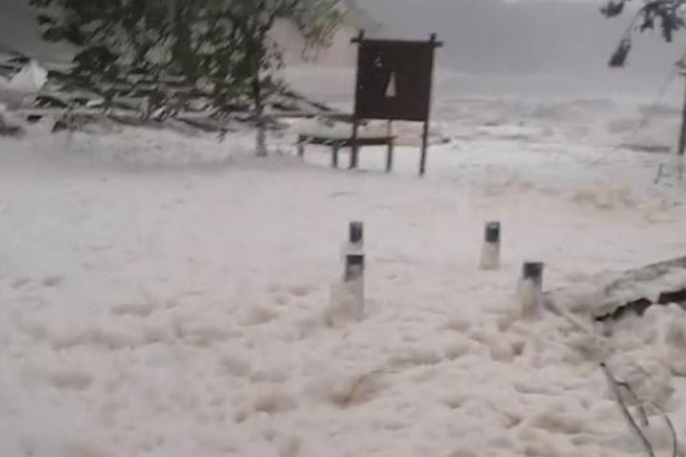 Κακοκαιρία «Ιανός»: Απίστευτες εικόνες στην Ιθάκη - Γέμισε αφρούς η παραλία στις Φρίκες