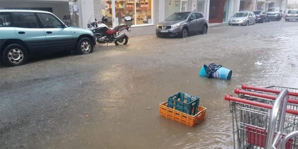 Προβλήματα σε Ναύπακτο, Αγρίνιο και Κέρκυρα από το κύμα κακοκαιρίας - «Ποτάμια» οι δρόμοι, έπεσαν δέντρα