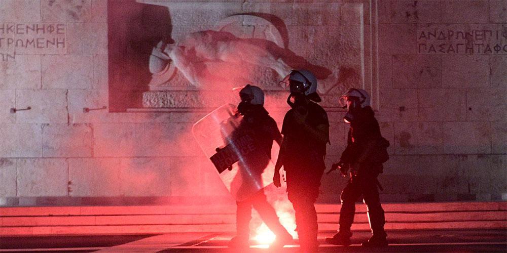 Πορεία στην Αθήνα για τη Μόρια: Μικροένταση έξω από τη Βουλή