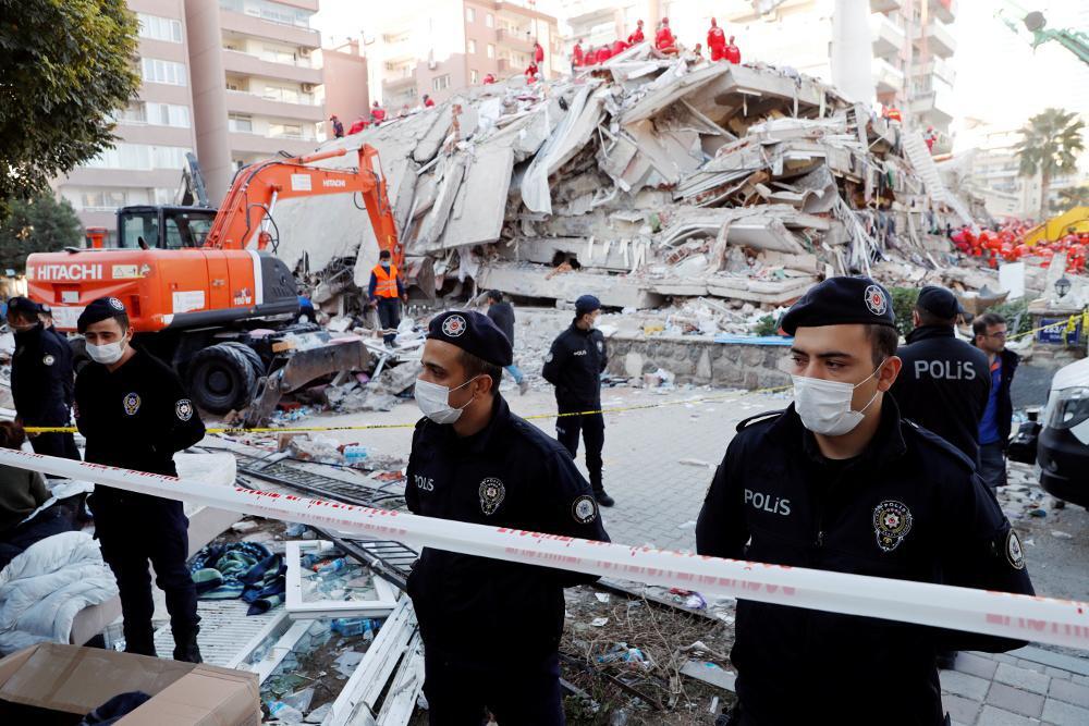 Σεισμός-Τουρκία: Ελπίδες στα συντρίμμια - Mητέρα και τρία από τα παιδιά της ανασύρθηκαν ζωντανοί