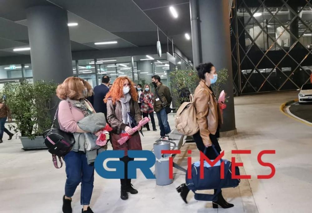 Έφτασαν Θεσσαλονίκη οι νοσηλεύτριες από την Κρήτη –  Αποφασισμένες να μείνουν όσο χρειαστεί