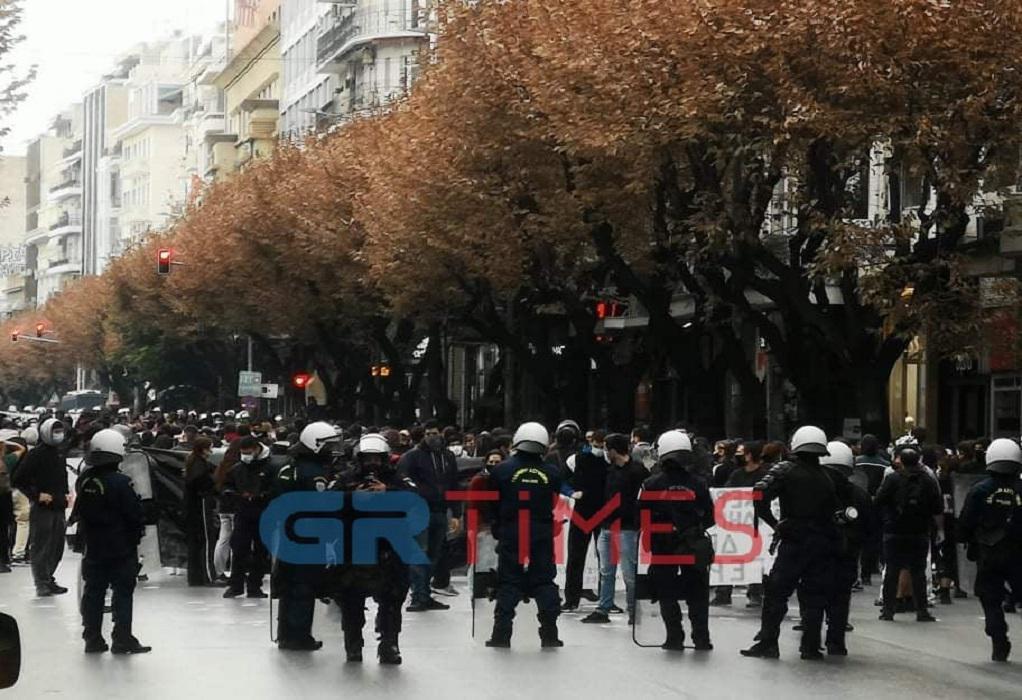 Πολυτεχνείο – Θεσσαλονίκη: Εκρηκτική η κατάσταση στο κέντρο – Ένταση σε πορεία