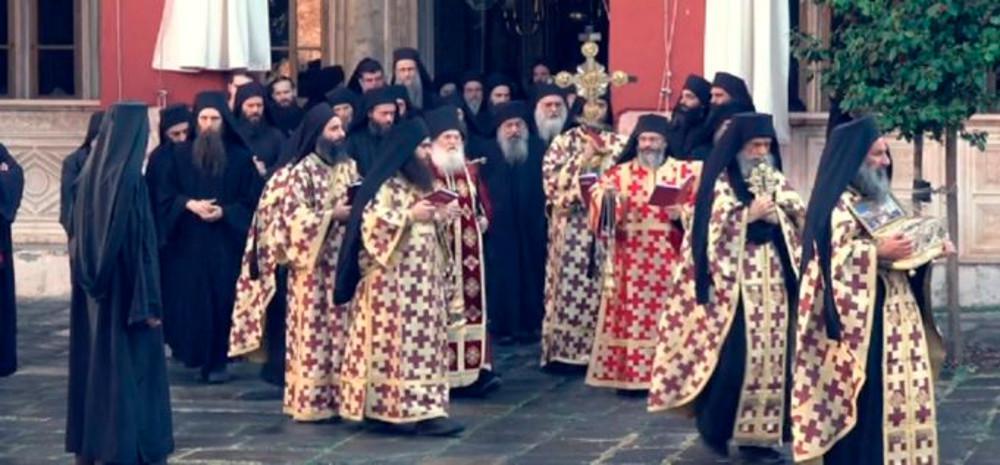 Βατοπαίδι: Λιτανεία κατά του κορωνοϊού χωρίς μάσκες και αποστάσεις