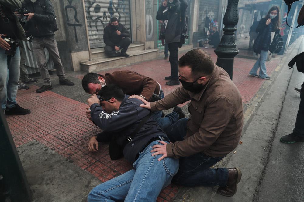 Πολυτεχνείο: Οι αντάρτες της... λογικής και οι «νευρικοί» φρουροί της τάξης - Πώς έγιναν τα επεισόδια στο κέντρο της Αθήνας [εικόνες & βίντεο]