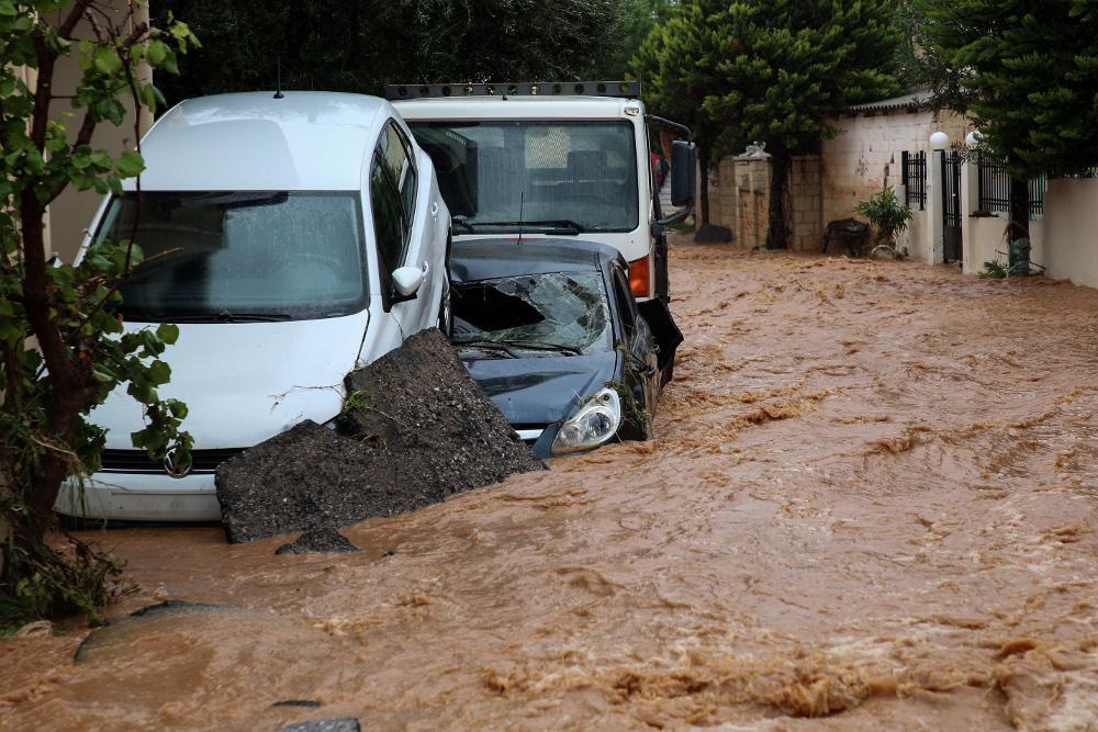 Σοβαρά προβλήματα από την κακοκαιρία στη Χερσόνησο: Απεγκλωβισμοί πολιτών - Συνεχείς εκκλήσεις για αποφυγή μετακινήσεων