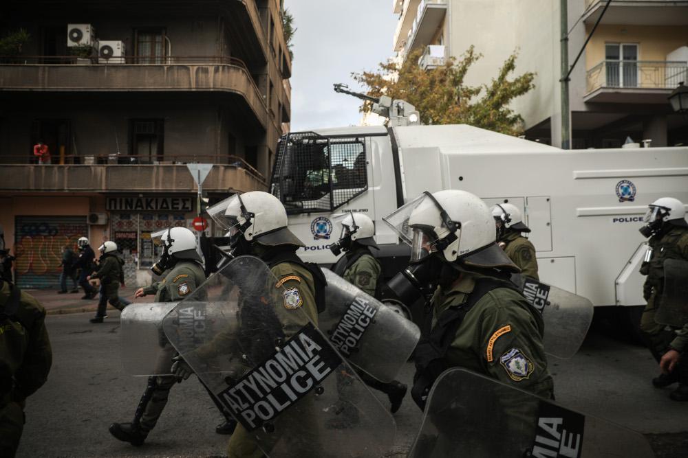 Ένταση τώρα στο Σύνταγμα – Ομάδα ατόμων πέταξε τρικάκια για τον Γρηγορόπουλο