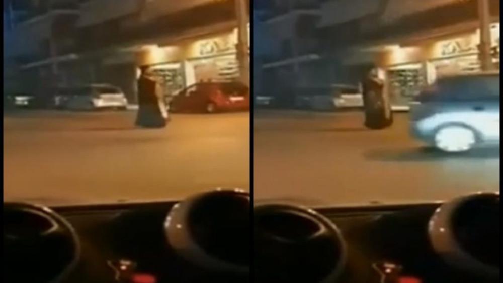 Παπάς βγήκε στον δρόμο και θυμιάτιζε τους περαστικούς στην Ηλιούπολη