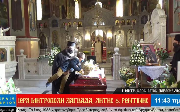 Απίστευτες εικόνες: Παιδάκι φιλάει το φέρετρο του Μητροπολίτη Λαγκαδά που πέθανε από κορωνοϊό