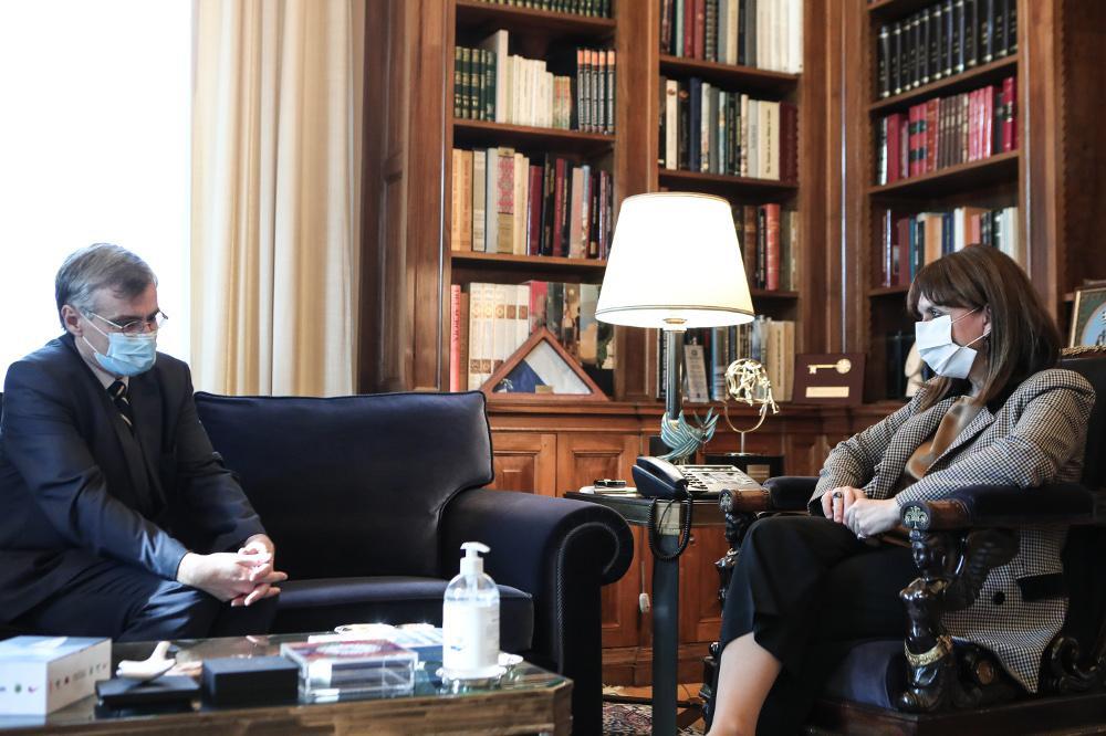 Συνάντηση Σακελλαροπούλου- Τσιόδρα: Απαραίτητη η τήρηση των μέτρων