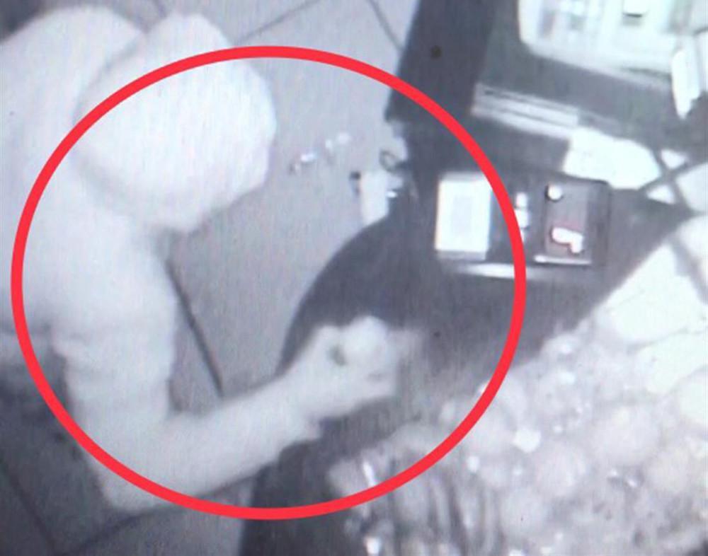 Κουκάκι: Διαρρήκτης δεν βρήκε χρήματα και πήρε... τέσσερα κουτιά γλυκά