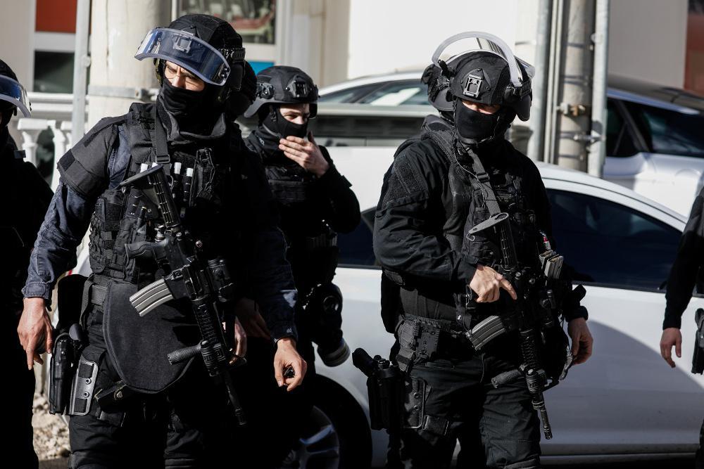 Μέγαρα: Έτοιμη για έφοδο η ΕΛ.ΑΣ. στον καταυλισμό Ρομά μετά τους πυροβολισμούς