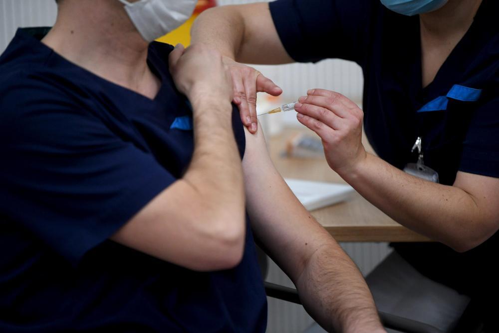 Πλαστά πιστοποιητικά εμβολιασμού: Συνεχίζονται οι έλεγχοι Εμβολιασμός: Πιθανή τρίτη δόση και σε υγειονομικούς