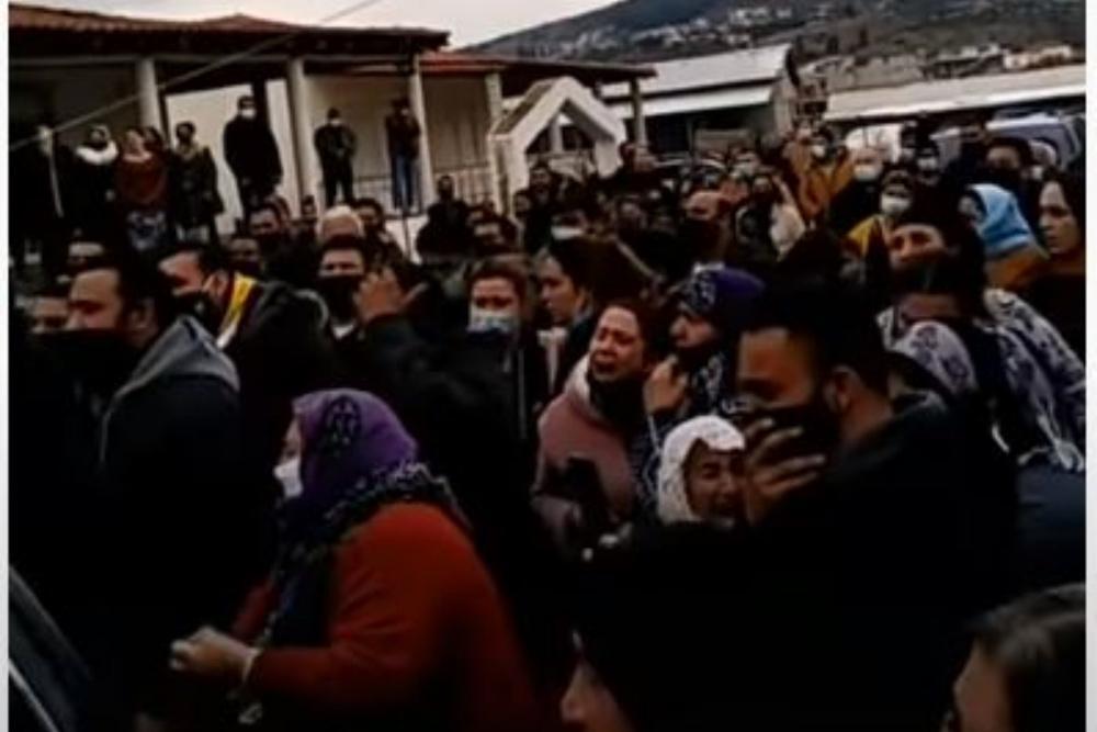 Εικόνες τρομερού συνωστισμού σε κηδεία Ρομά στον Βόλο