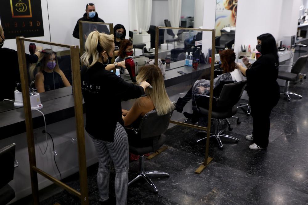 Πρώτη μέρα λειτουργίας κομμωτηρίων και βιβλιοπωλείων – Tι SMS στέλνουμε - Όλες οι αλλαγές