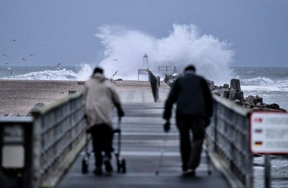 Σικάγο: Σαρωτικό κύμα παρέσυρε έναν ποδηλάτη [βίντεο]
