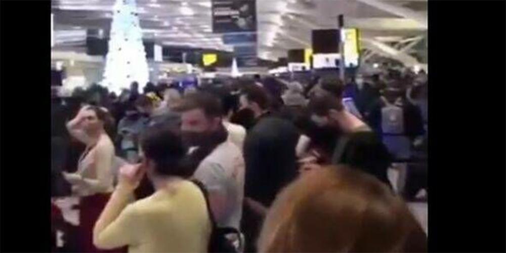Κορωνοϊός – Βρετανία: Απίστευτες εικόνες συνωστισμού στο αεροδρόμιο του Χίθροου [βίντεο]