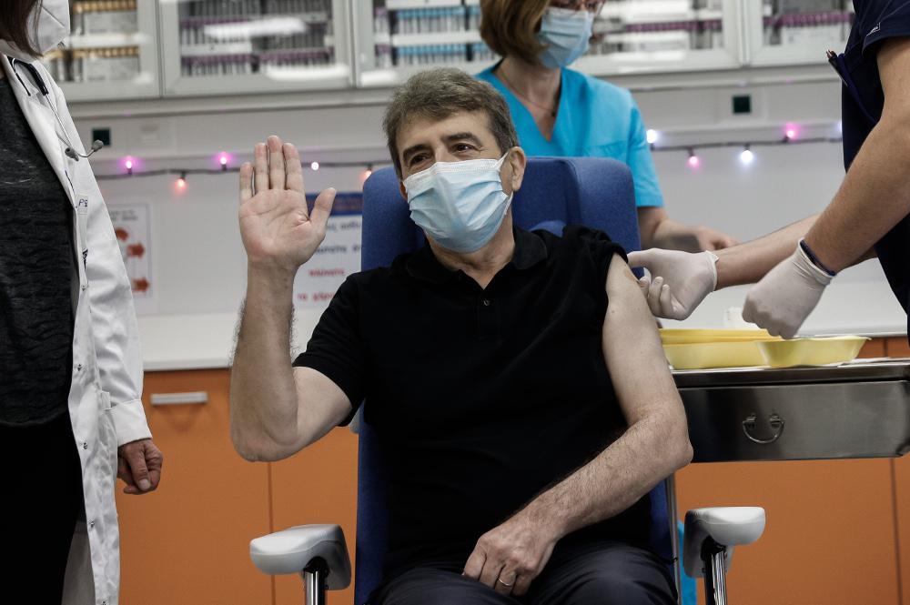 Κορωνοϊός: Εμβολιάστηκε στον «Ευαγγελισμό» ο Μιχάλης Χρυσοχοΐδης